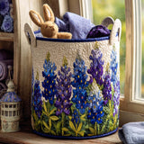 Canasta de ropa acolchada con estampado sendero de las lupinas azules