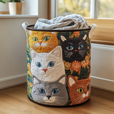 Canasta de ropa acolchada con estampado gato en el césped