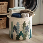 Canasta de ropa acolchada con estampado árboles de navidad