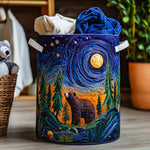 Canasta de ropa acolchada con estampado oso bajo un cielo de ensueño