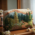 Cosmetiquera acolchada con estampado bosque eterno