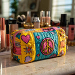 Cosmetiquera acolchada con estampado amor por el patchwork groovy