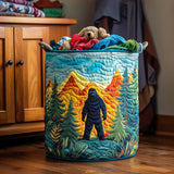 Canasta de ropa acolchada con estampado bigfoot en el sendero de la montaña