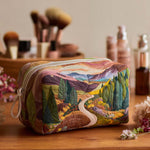 Cosmetiquera acolchada con estampado valle pacífico