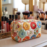 Cosmetiquera acolchada con estampado pétalos brillantes