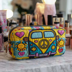 Cosmetiquera acolchada con estampado ambiente soleado de autobús