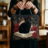 Bolso acolchado con estampado gato negro en la pila de libros